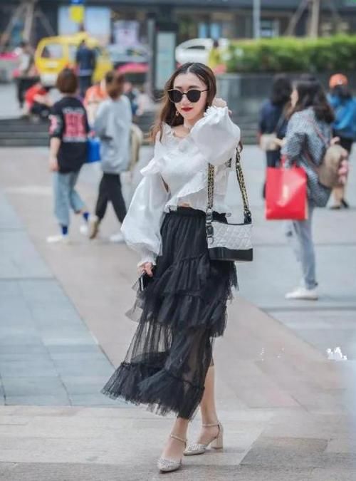  『小姐姐』街拍：巧笑倩兮的小姐姐，一件白色衬衫配黑色长裙，时尚优雅气质