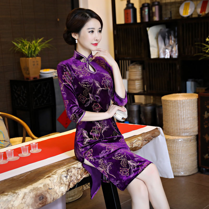 身材好的70女人，别穿毛衣裙，穿秋季旗袍，举手投足都无比迷人