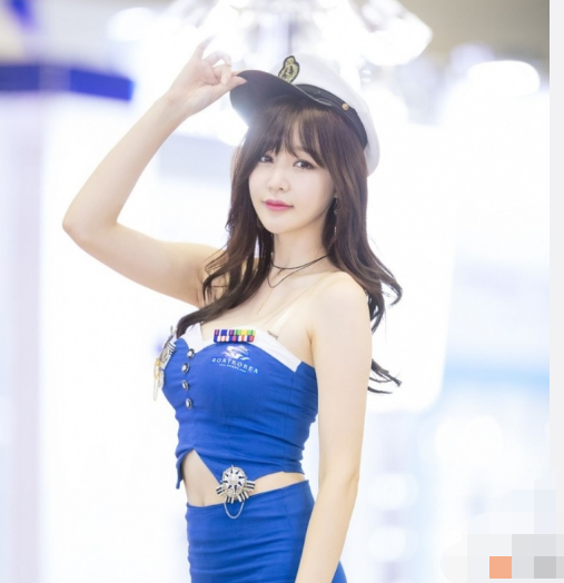 街拍：成熟妩媚知性的小姐姐，穿着性感大方加上迷人身姿很撩人！