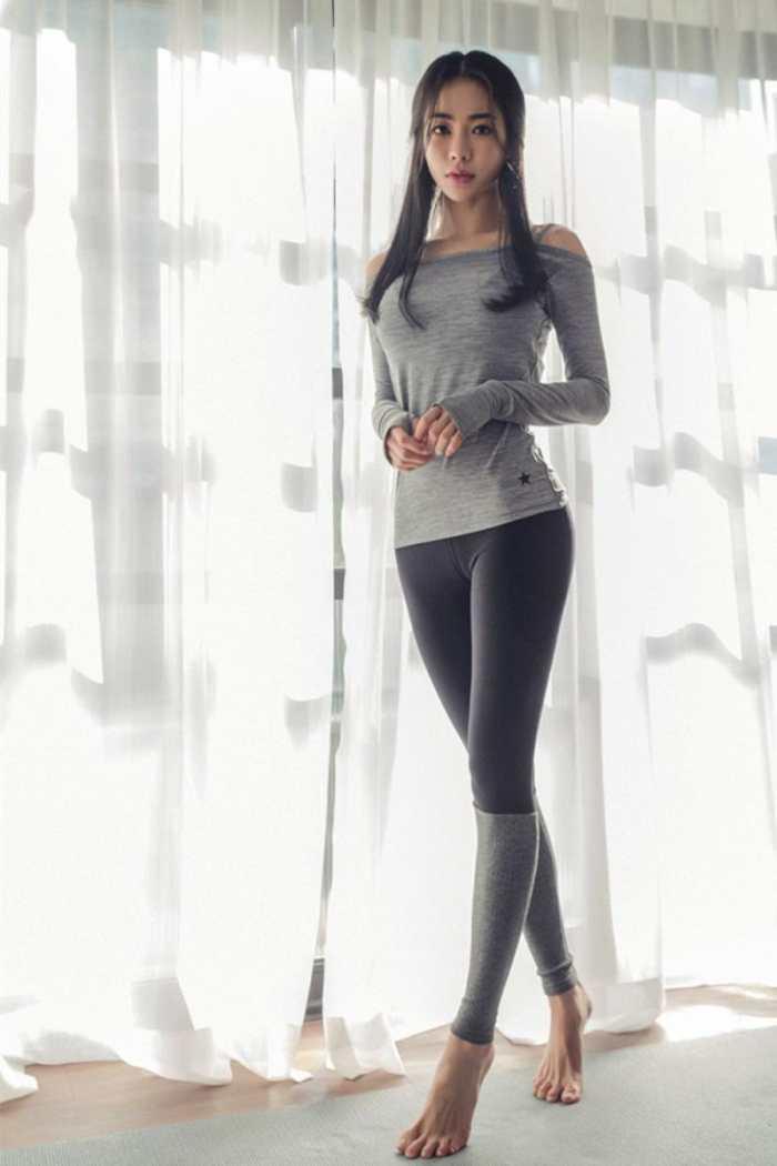 穿运动装紧身裤的美女，别有一番魅力在其中！