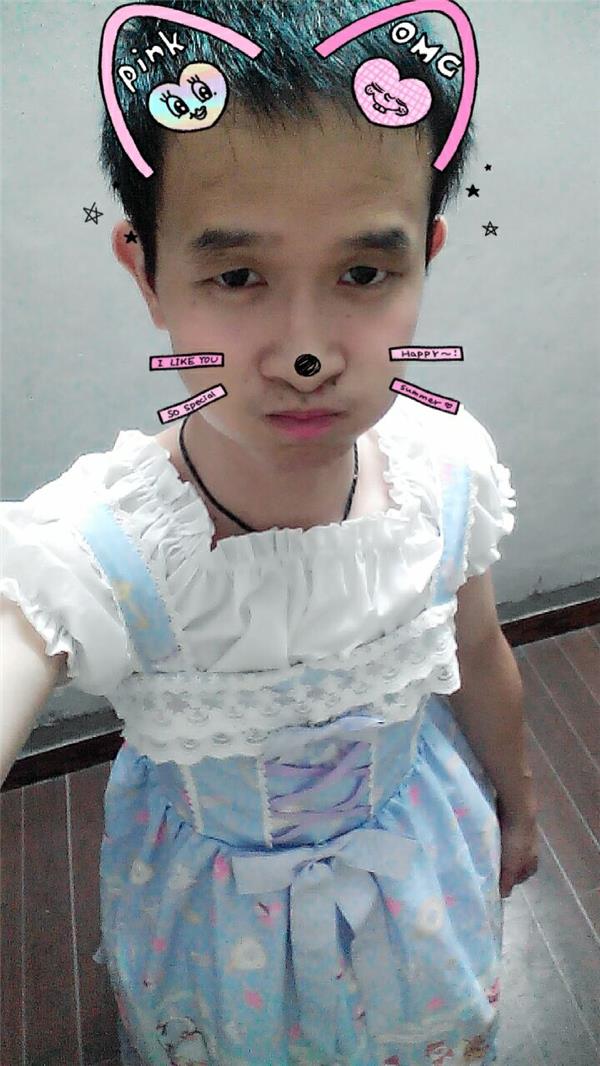 一个非常喜欢穿裙子的男孩，他是陈孝杰穿裙子