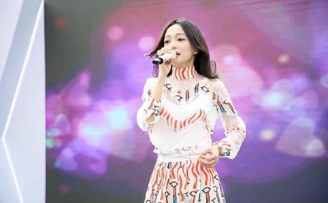 张韶涵身穿一袭灰色收身连衣裙，优雅又迷人，网友:造型美翻了!