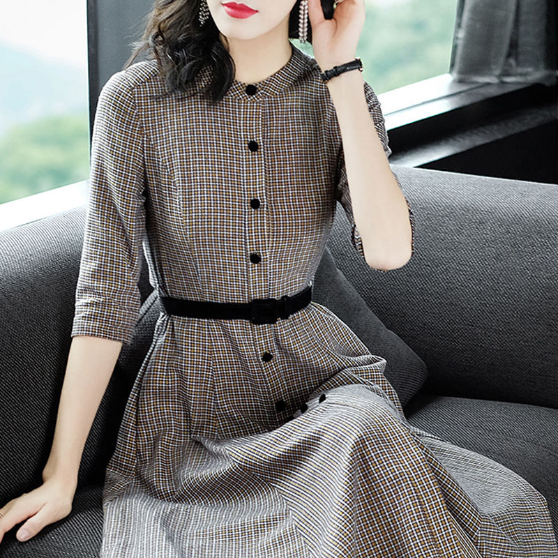 终于找到!比旗袍更高贵的早秋裙,53岁妈妈穿,彰显气质女人味