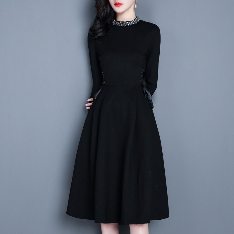 十件旗袍，比不上一件“大牌”A字裙，洋气衬肤白，谁穿谁先年轻