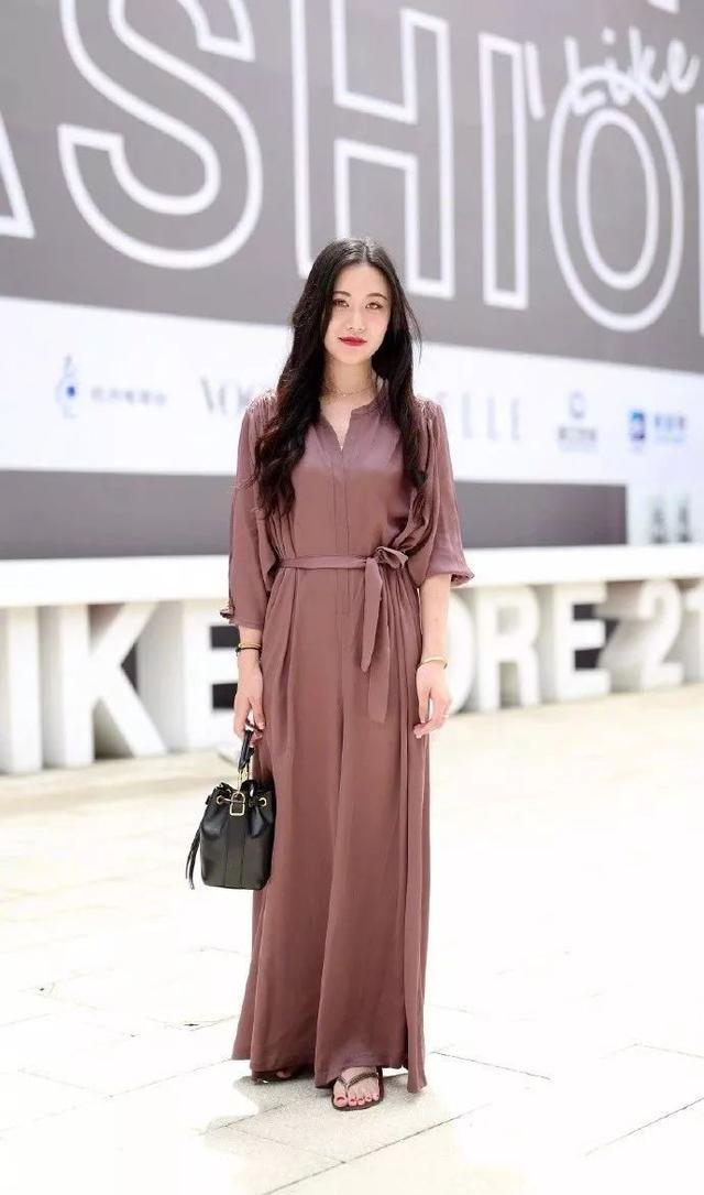 街拍：美女清新大方乖巧十足，上演极致身材！