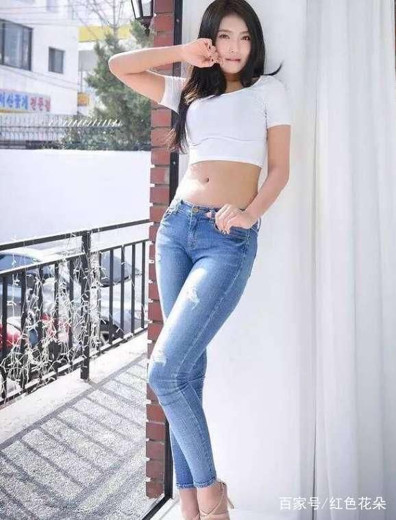 紧身牛仔裤勒出圆润臀部，性感曲线，街头彰显女人味十足！