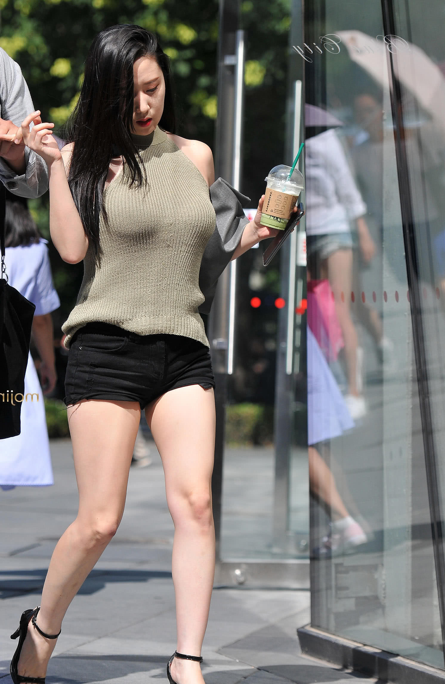 性感少妇裸色背心秀出完美身材，浑身散发迷人的魅力