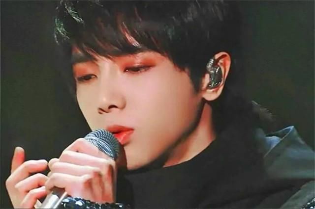 黄子韬眼妆妖魅,华晨宇是“眼妆小王子”,蔡徐坤才是电眼!