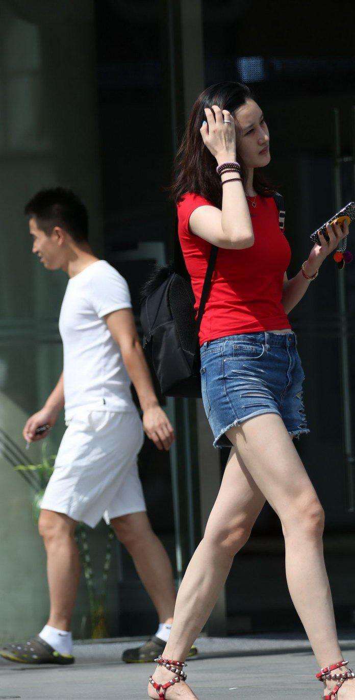 街拍: 破洞牛仔热裤白皙长腿妹子, 不仅长相甜美, 而且拥有让人眼