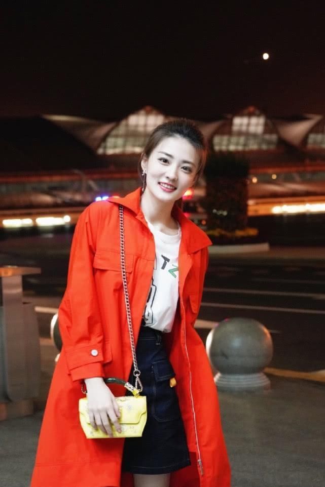 徐璐厉害了，她人这么瘦还背个这么大的包，看起来太累赘!