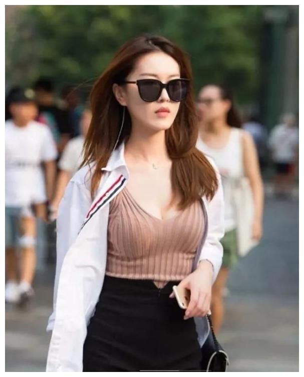 街拍：图四穿抹胸纱裙，水嫩白皙的肌肤，更有“诱惑力”！