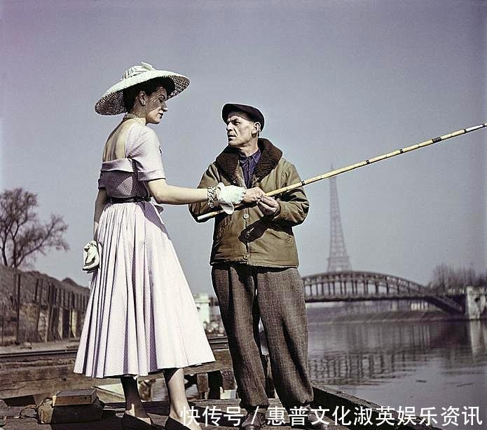 『老照片』老照片 1950年的法国巴黎美女牵着小狗走在街头