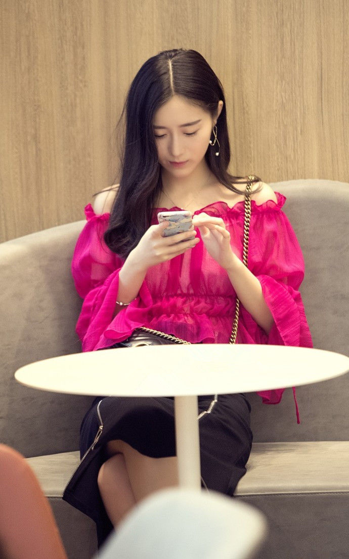 重庆街拍，走在时尚前沿的高颜值美女，哪一个更让人心动?