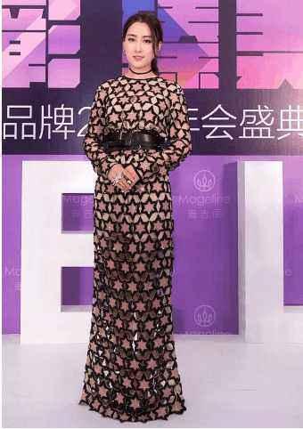 马苏为显腿长也是拼了，腰带快系胸上了，网友：还是挡不住土气！