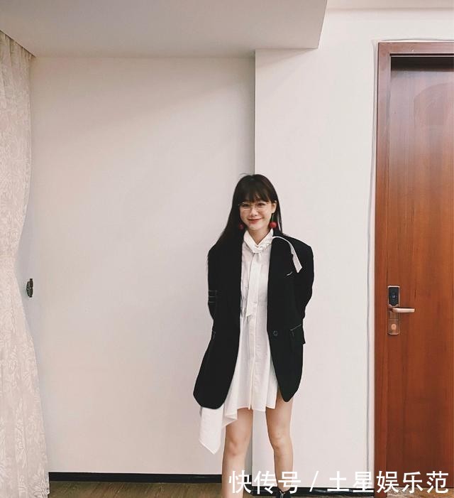 『少女』她是火箭少女的“小彩虹”,穿棒球服搭白T阔腿裤,腿长优越