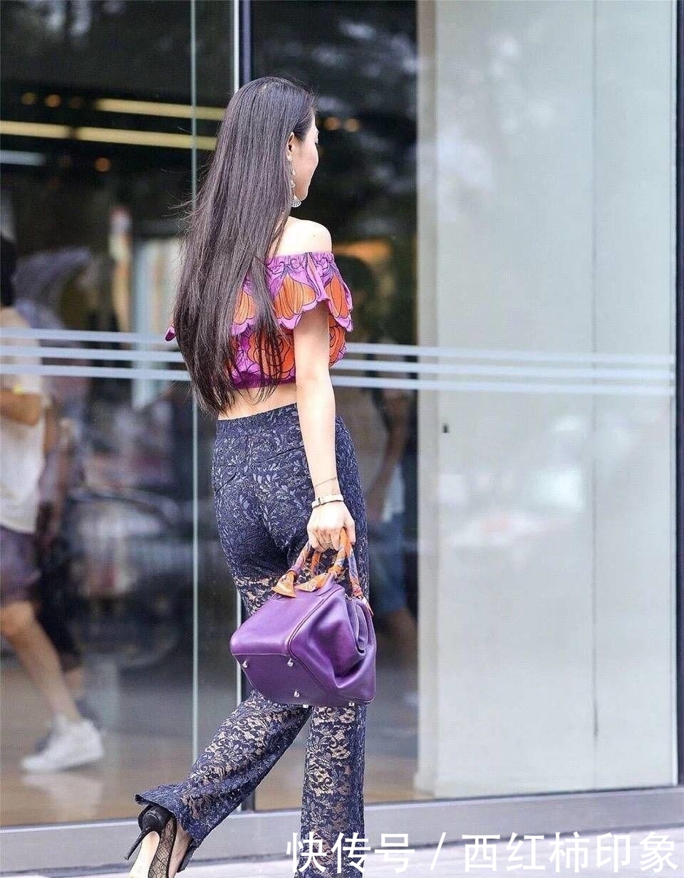 极品■街拍:身材火爆颜值高极品小姐姐被星探抓拍,旁边闺蜜的眼神亮了!