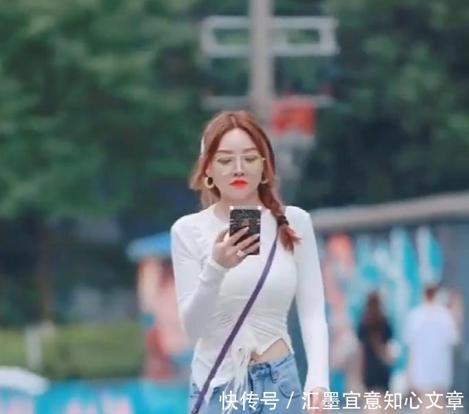  美女|美女这么紧的牛仔裤，你不会出汗吗