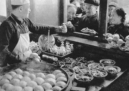 70年代农村“吃饭”老照片，最后一张你绝对熟，瞬间刷爆朋友圈！