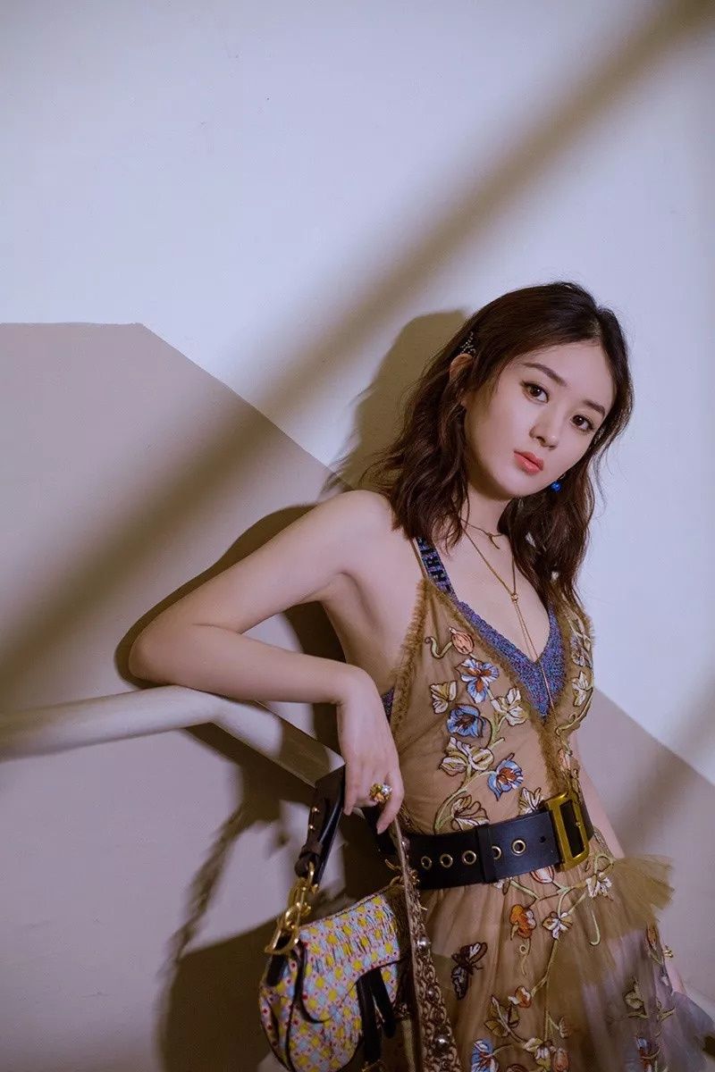 表姐用一条皮裤“进宫”了，Gaga拎的第一只Cline新手袋长什么样?