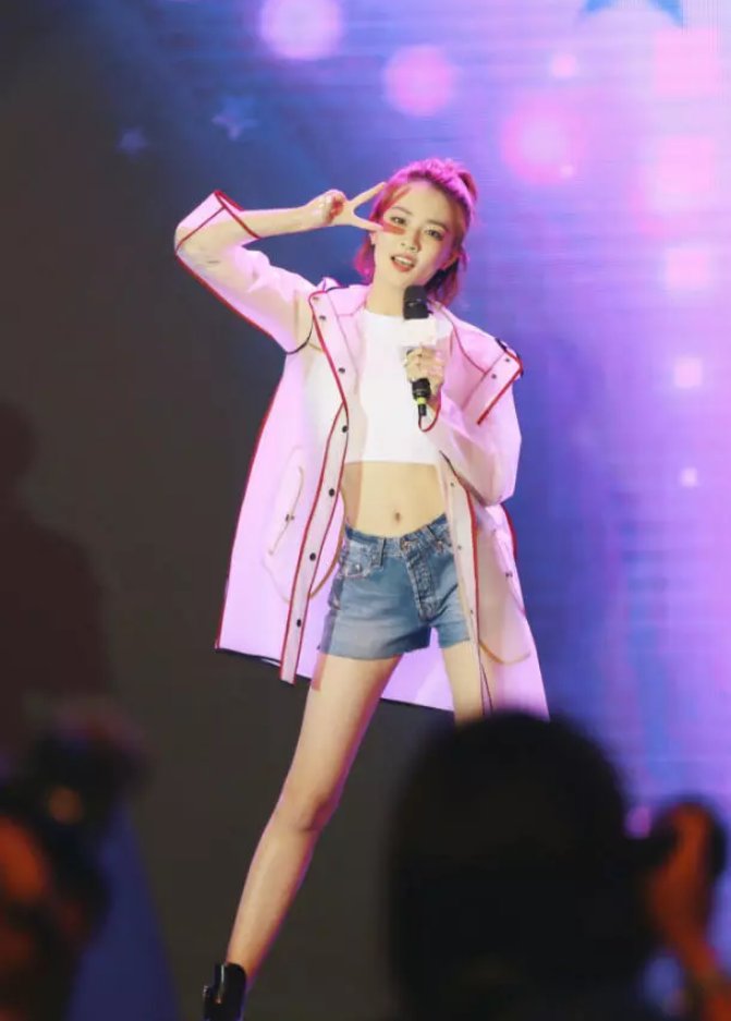 徐璐雨衣配短裤居然美翻了，网友:都是水蛇腰和竹竿腿的功劳