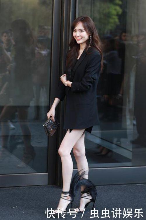 唐嫣穿黑色西装秀美腿，却被脚上的羽毛“恨天高”抢镜了！