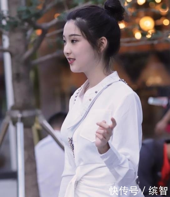 俏丽|街拍:俏丽的靓颜美女,身穿露肩长裙,笑容甜美可爱