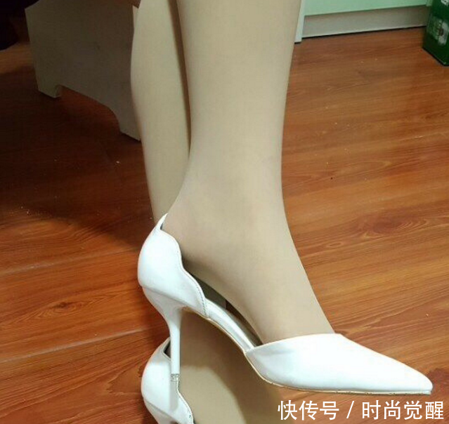 高跟鞋配上薄丝袜，把控女神气质，彰显了你的不俗品位！