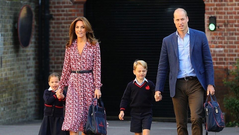 同样送女儿上学,西班牙王后休闲风格时尚个性