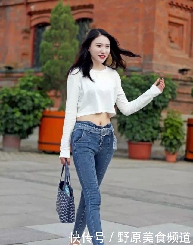 美女|街拍:黑色长袖衫和运动款式的打底裤,搭配很显腿长,打造出靓丽造型!