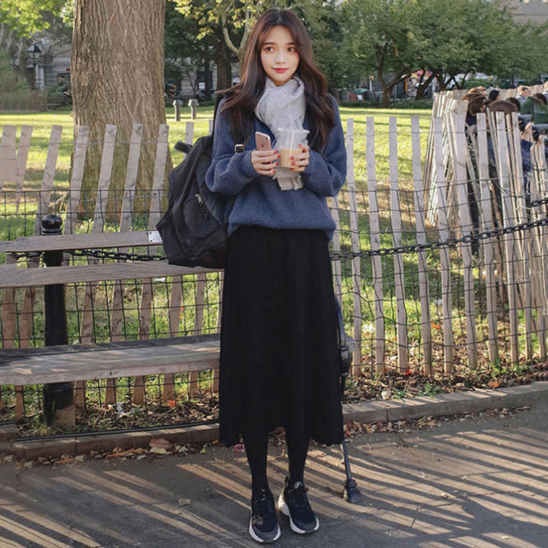 女人再穷也别整天穿黑裤子，十月流行这种套装裙，满满的女人味