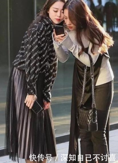 不失|街拍:身穿红色短款上衣的小美女,长发飘飘,温柔中不失大气