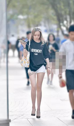街拍:紧身牛仔裤风光无限,小姐姐火辣身材让夏天都燥热了起来！