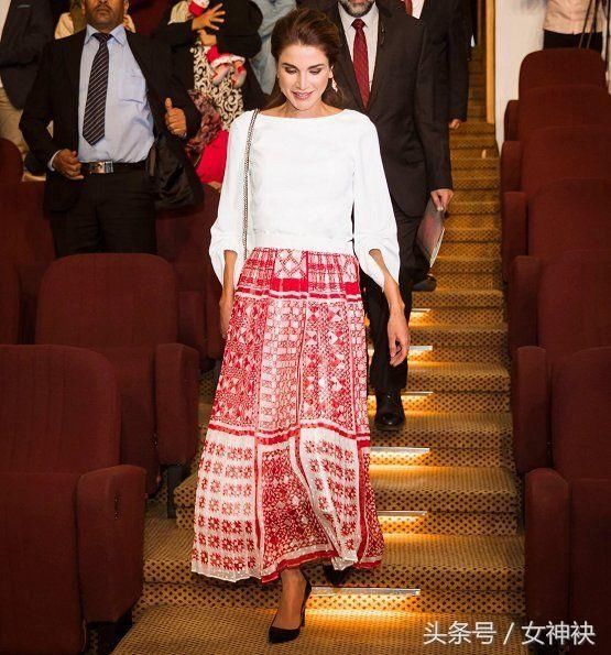 跟王室学职场着装，最美王后拉尼娅的时尚进化