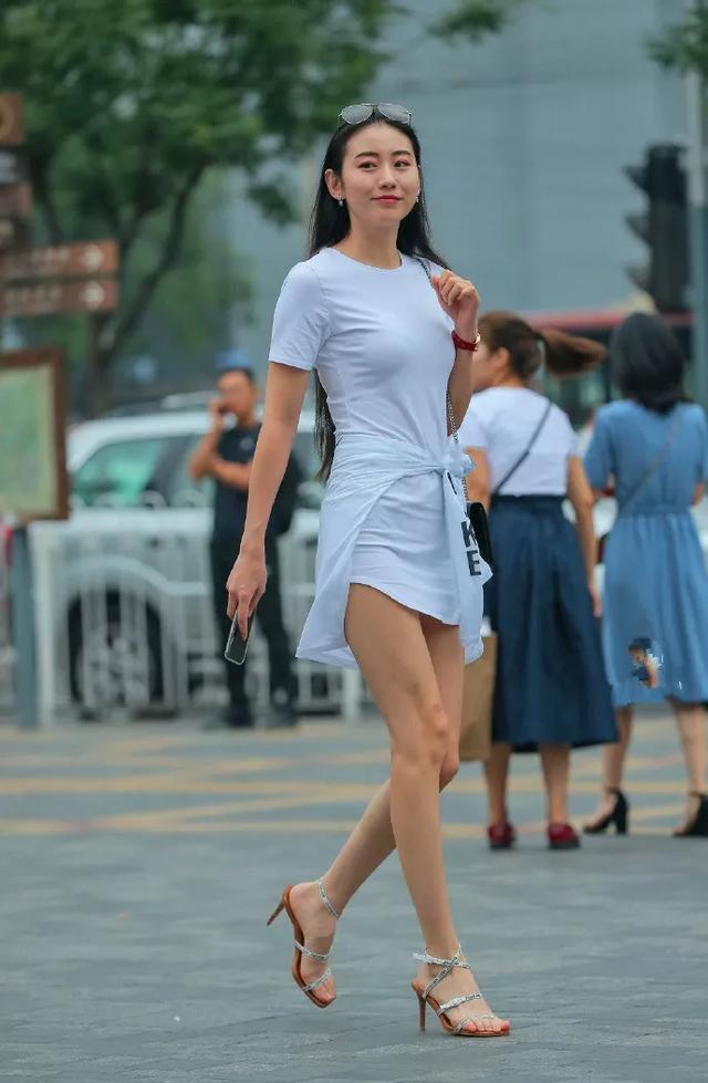 【脸上】街拍:小姐姐面带笑容,苗条的身材,脸上洋溢着青春的气息