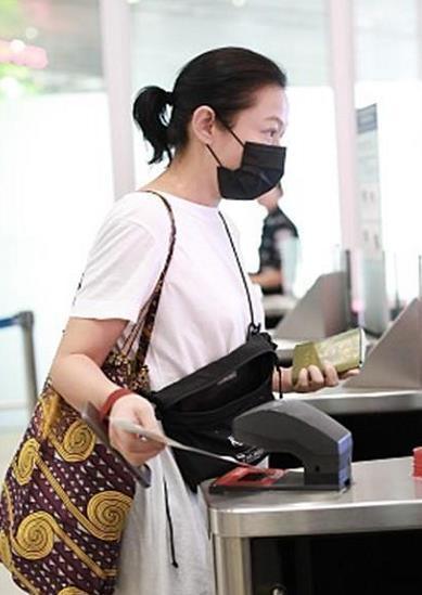 48岁刘若英仍想拼二胎！现身机场被传怀孕，辟谣喊话：希望是真的