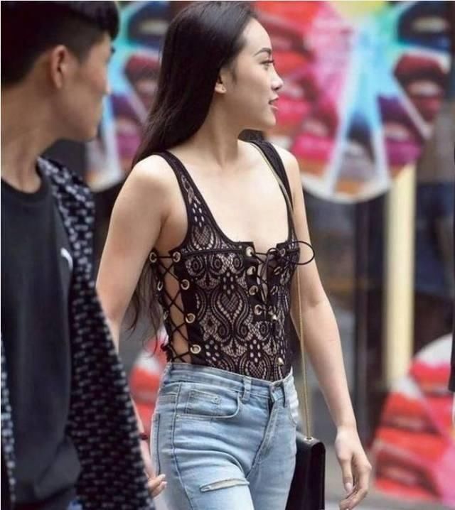 街拍美女:颜值不够胸围来凑，女人出门就要秀出白皙美腿