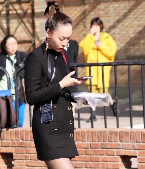  楚楚动人：街拍：楚楚动人的小姐姐，一件浅绿色上衣配牛仔热裤，青春靓丽范