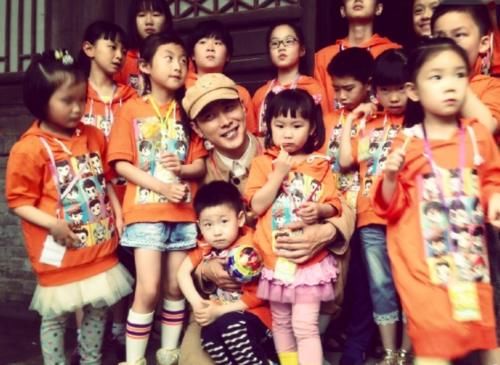 『粉丝』唐嫣老公很可爱,罗晋昔日获粉丝探班显拘谨,和小孩合影贴心蹲着