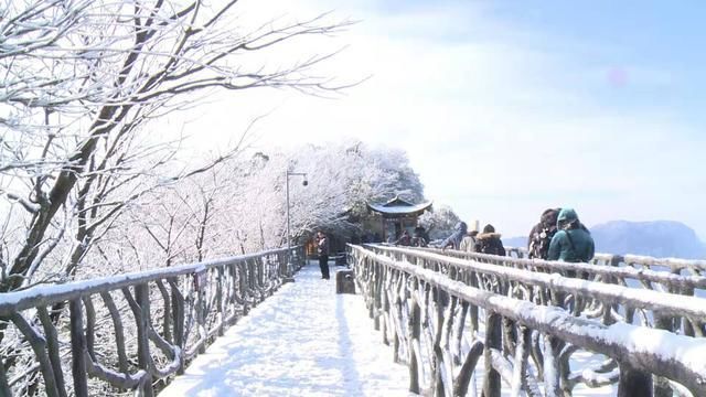 张家界天门山迎今冬首雪 瑞雪、雾凇、云海三景交融