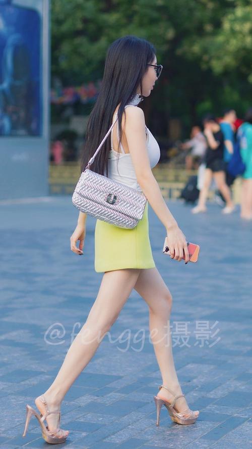 街拍:穿搭清新脱俗的小美女,身材凹凸有致,令人艳羡