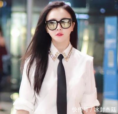 冉莹颖豁出去了！黑色紧身裙勒出三角区，网友辣眼睛！