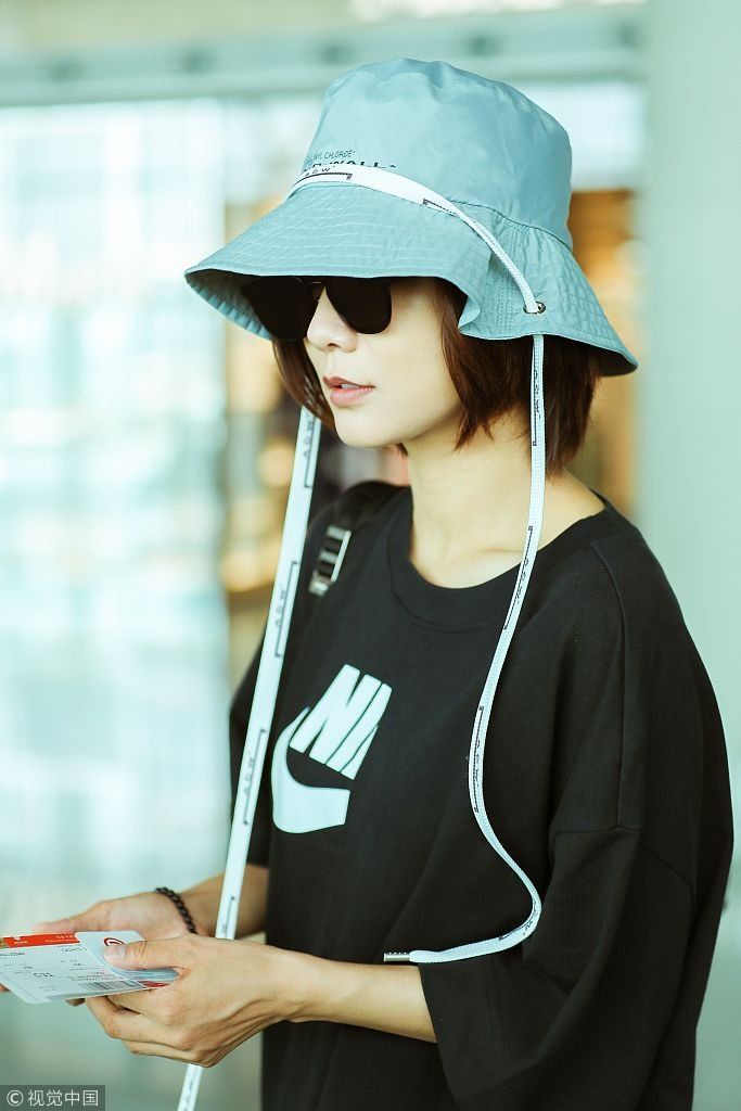 王珞丹戴渔夫帽挂长长飘带cos唐僧  布鞋配足球袜秀美腿少女感十