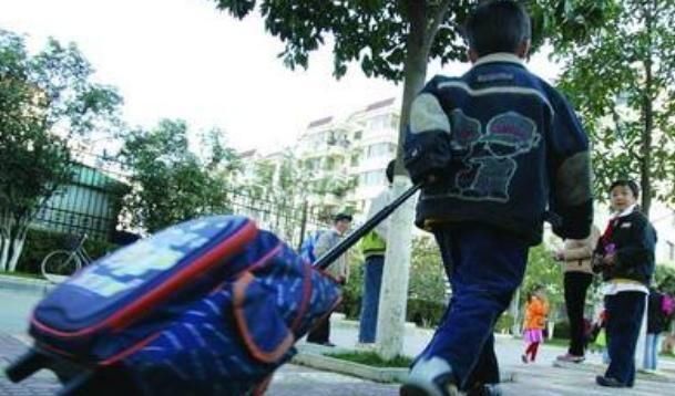  #孩子的书#日本小学生的书包重达20斤，里面装的东西，中国学生都不敢放