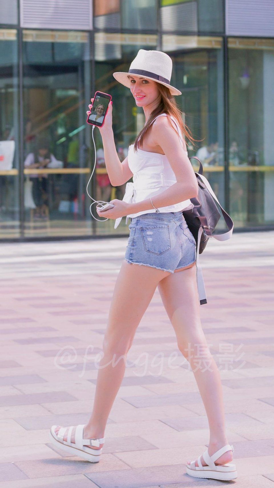 街拍:三里屯来了个酷似芭比娃娃的外国美女