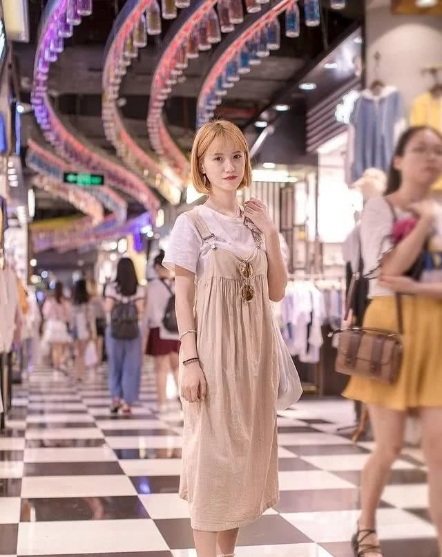  「小姐姐」路人街拍,小姐姐身穿白色露脐装,散发出优雅的女人味