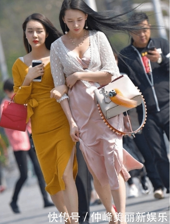 「粉色」街头摄影粉色还是黄色两个辣妈美起来真要命