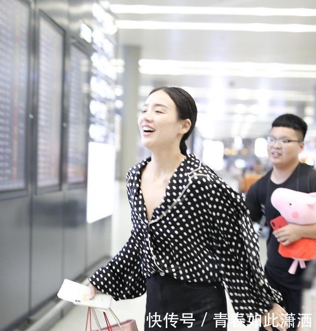 明明是一条短裙，却被马思纯穿成了中裙，看到她的腿我沉默了！