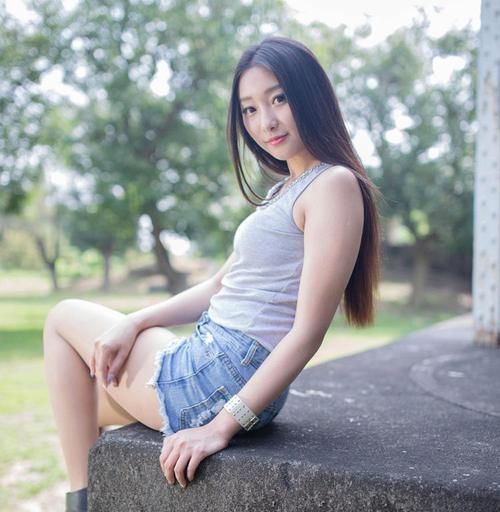  气质|街拍美女热裤，简约不失女人味，知性温婉，让妹子的美尽情释放