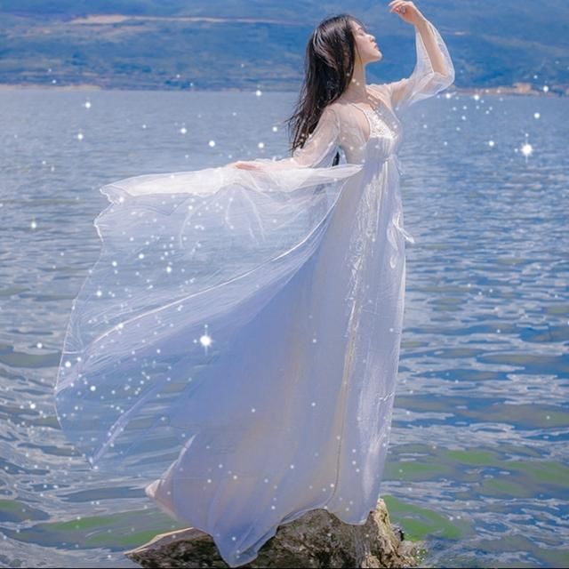 闺蜜真敢穿,不穿内搭直接穿吊带连衣裙,的确美得猝不及防!