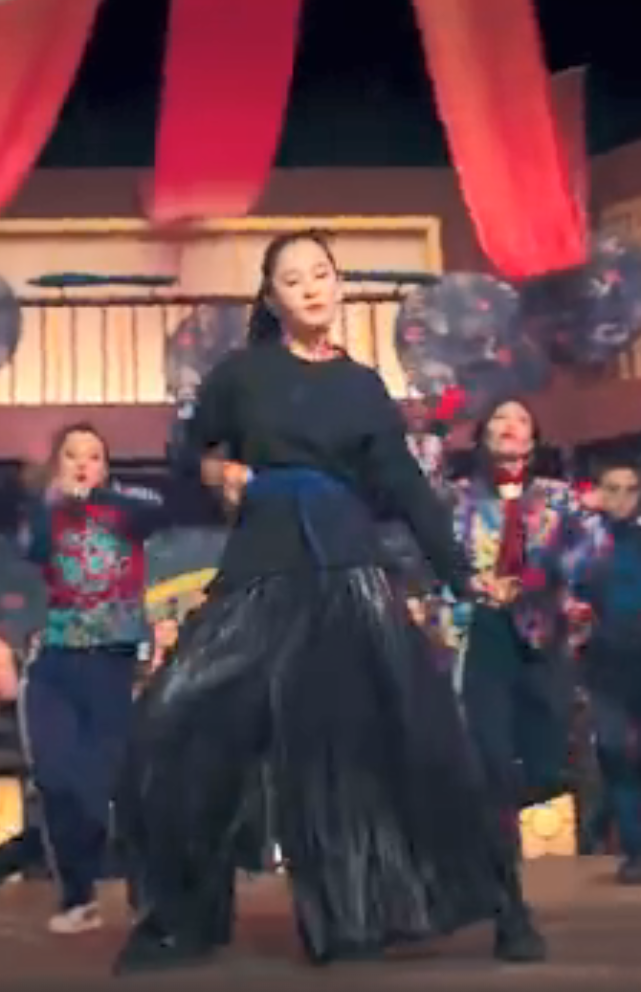 易烊千玺与刘亦菲斗舞视频